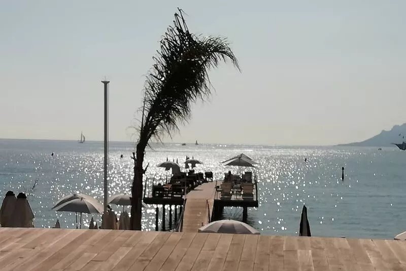 Luxury Central Cannes apartment with 2 bedrooms, balcony & pool access, parking