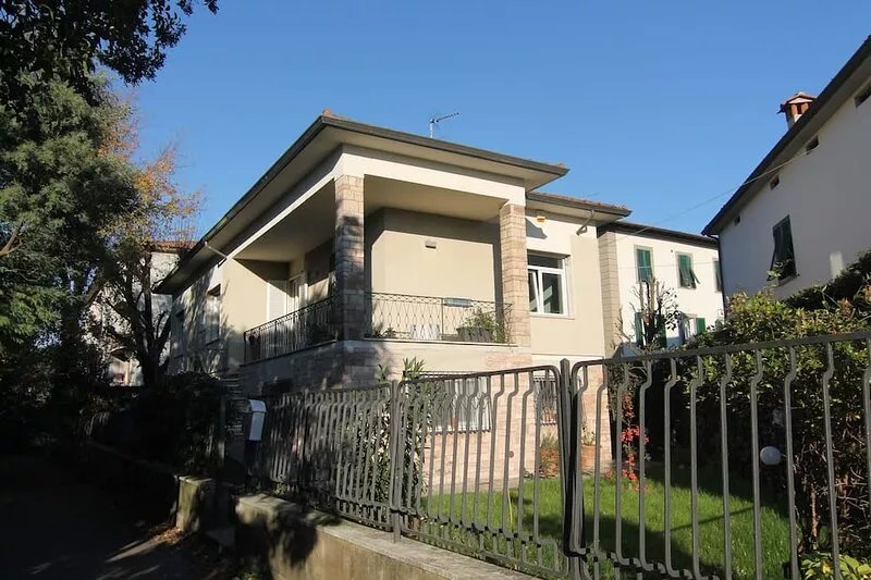 Robin's nest: quiet setting 200 meters from the historic center