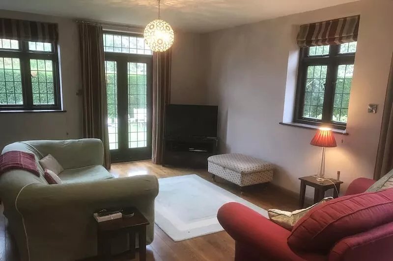 Striking home IN Stratford-on-Avon, a stroll to all key attractions.Sleeps 14-15
