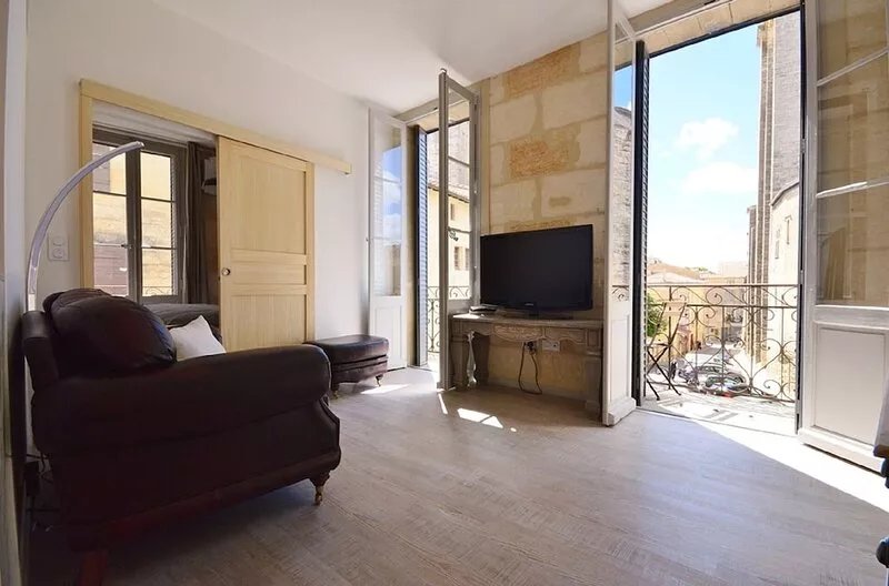 2nd floor apartment in a parisien style townhouse facing the Ducal Palace.