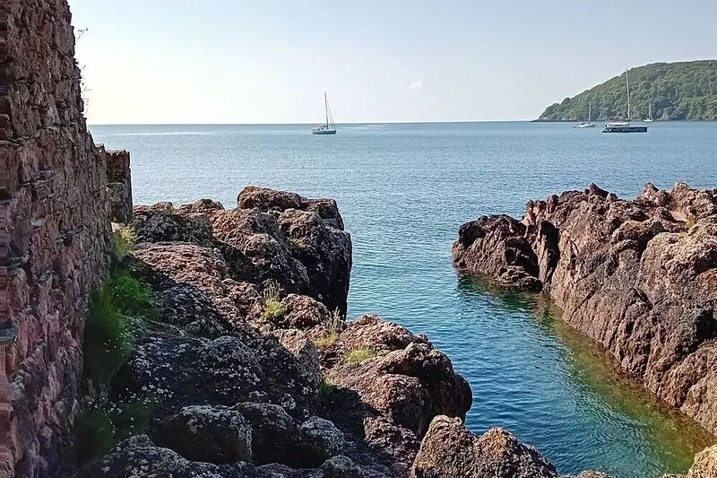 Spacious dog friendly family home,  minutes walk to three safe beaches. Sleeps 8