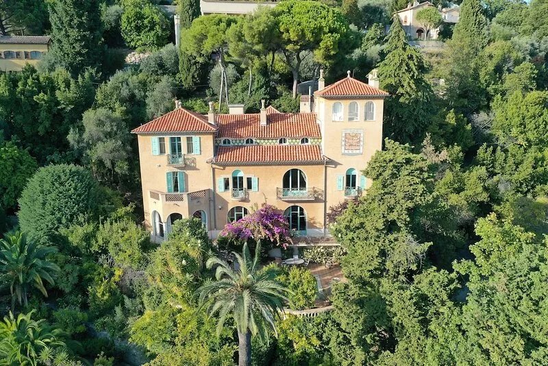 Neo-Provencal perfumer's villa with listed park and breathtaking views