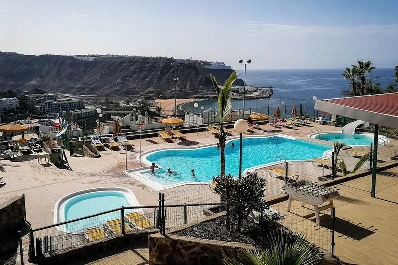 Apartment with 180 degree panoramic sea and mountain views in the warm south of