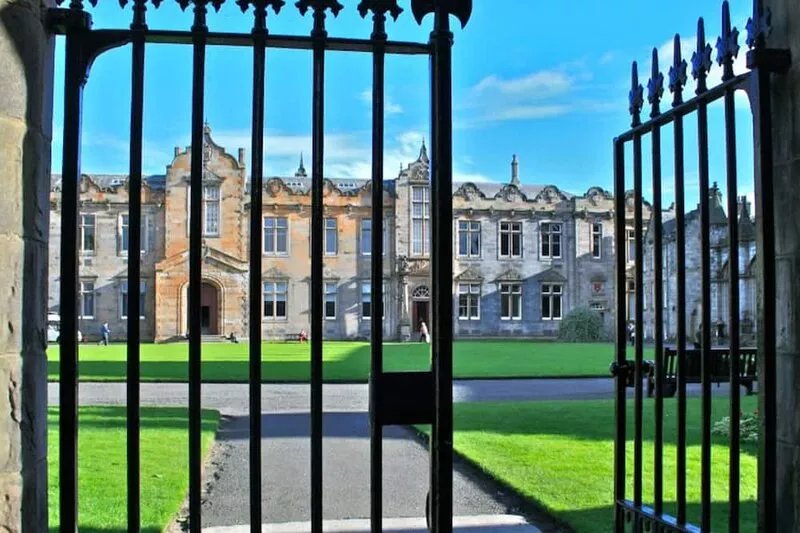 Historic Listed COTTAGE withCONSERVATORY & GARDEN centre of St Andrews sleeps 6