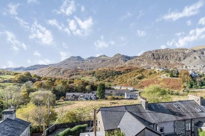 Panoramic views 3 bed, stylish central Snowdonia outskirts of historic town