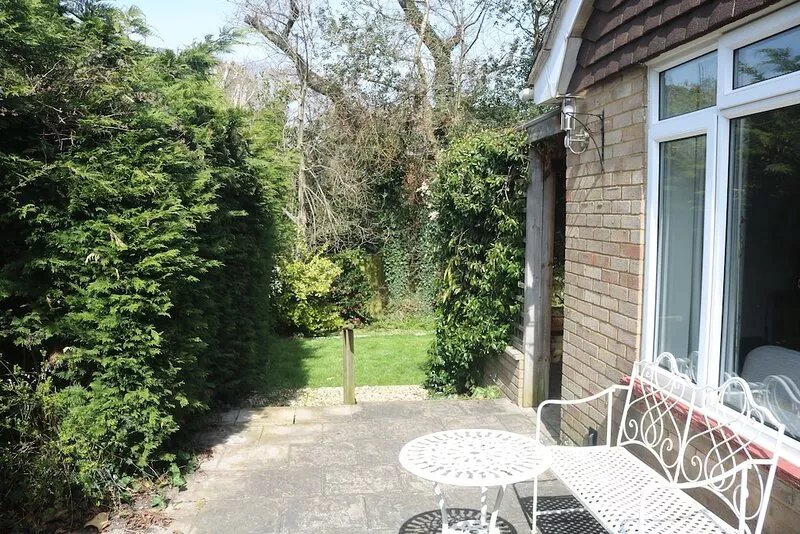 Lovely dog friendly 2 bed bungalow with parking