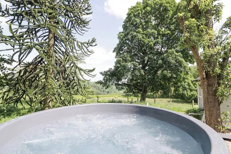 PENTRE HALL, pet friendly, character holiday cottage in Bronygarth