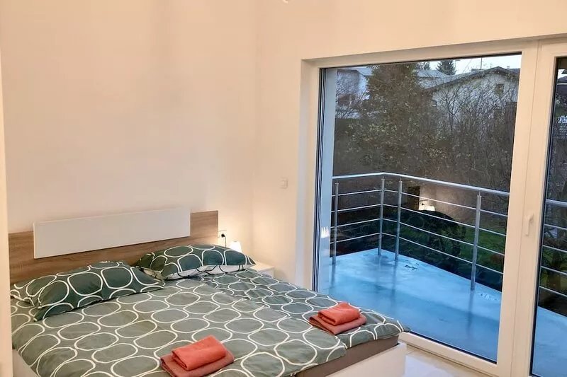 Your Ideal Getaway 4-Bedroom Home, Peaceful Haven Near City Center with a garden