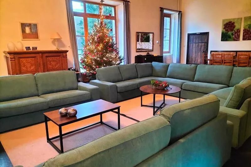 7-bedroom house with large private yard