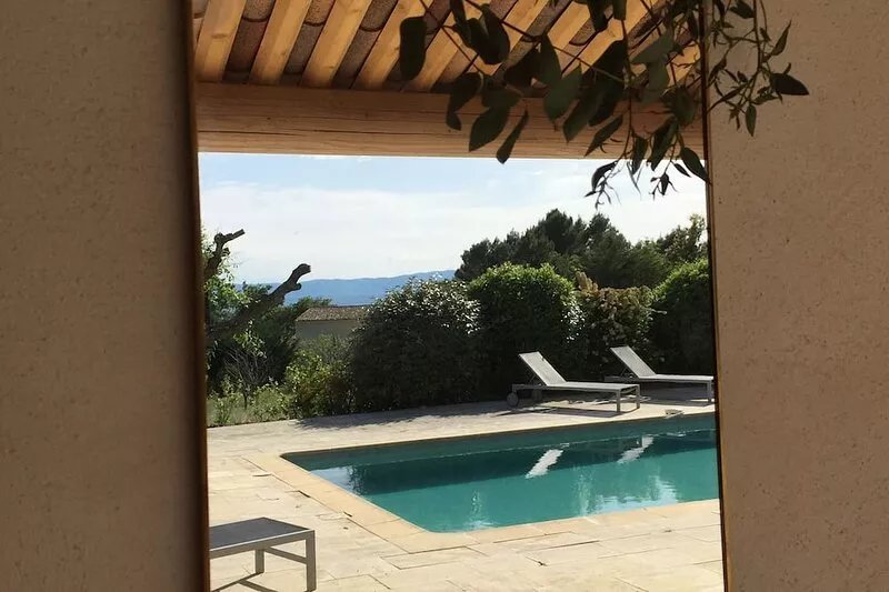 LARGE HOUSE, GORDES , heated swimming pool , view over Goult, Roussillon