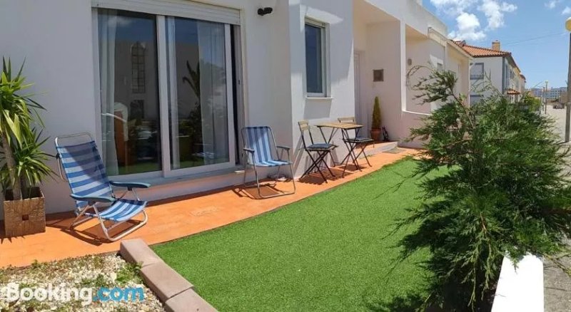 Supertubos Surf House