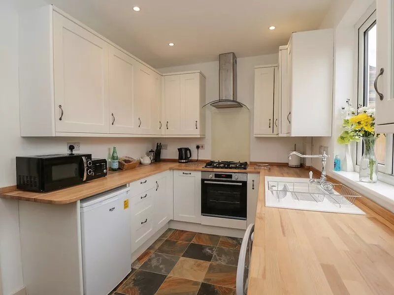WEAVERS COTTAGE, family friendly, with a garden in Cam, Dursley