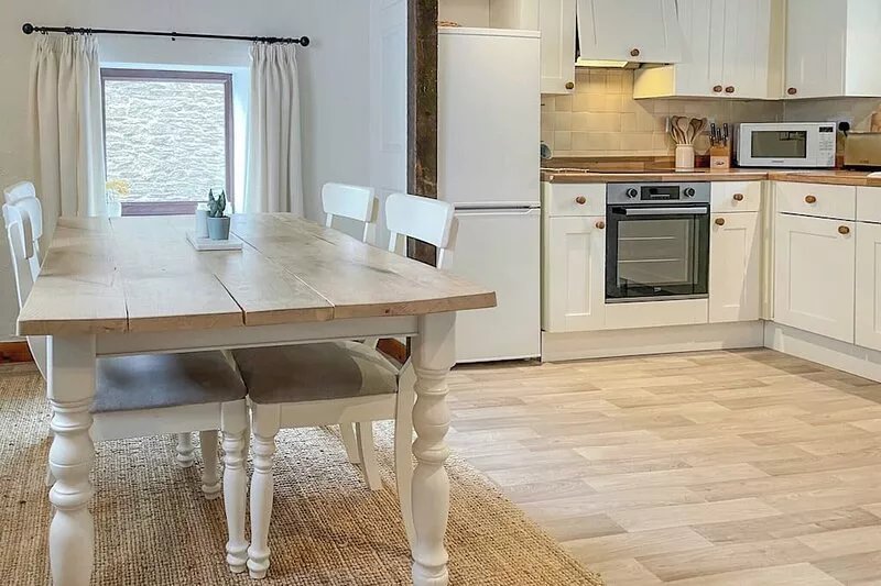 Grain End Cottage is set in large landscaped gardens.