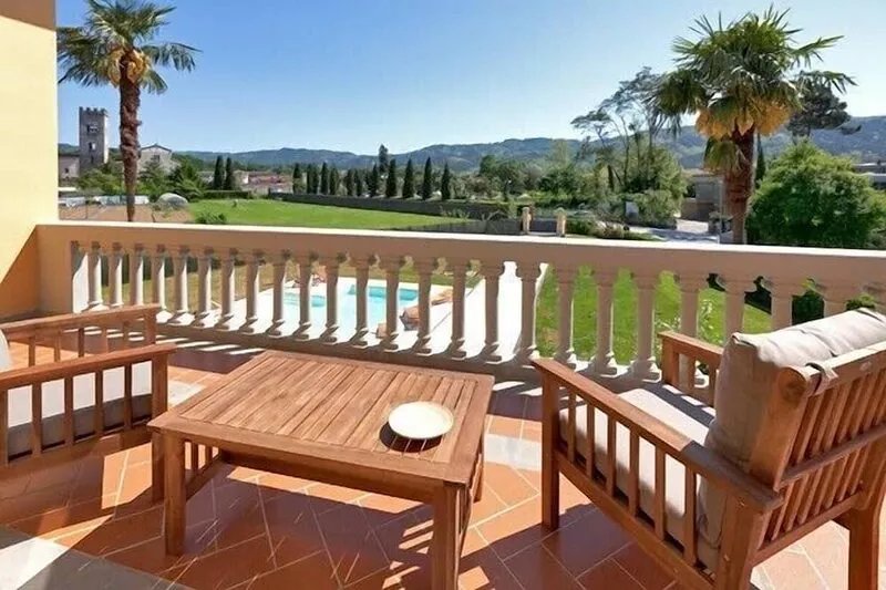 Art nouveau villa, private pool, garden, few steps from the center.