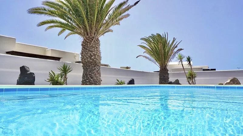 Luxury 2 bed 2 bath private villa with heated pool and free WiFi