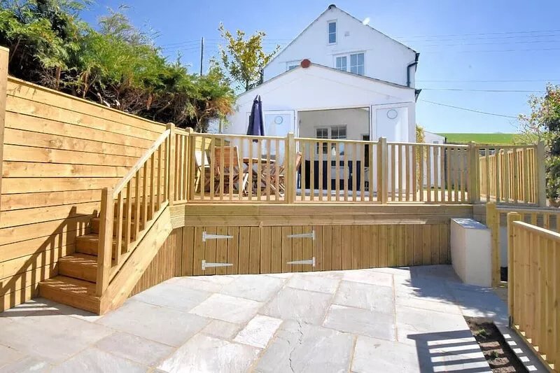 HILLSIDE COTTAGE, pet friendly, character holiday cottage in Uplyme