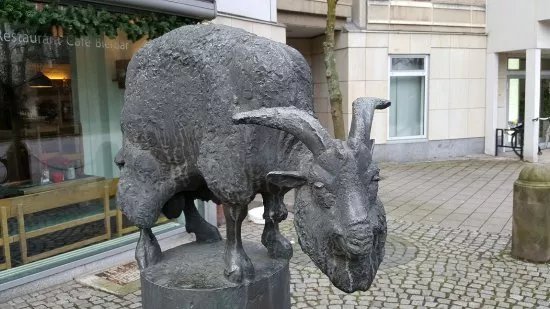 Skulptur "Alter Bock auf Saule"