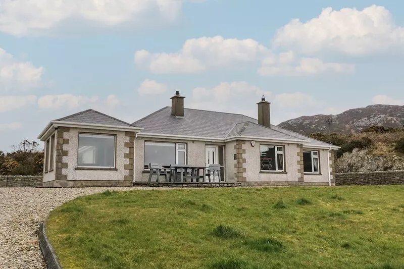 RANNY ROE, pet friendly, with open fire in Portsalon, County Donegal