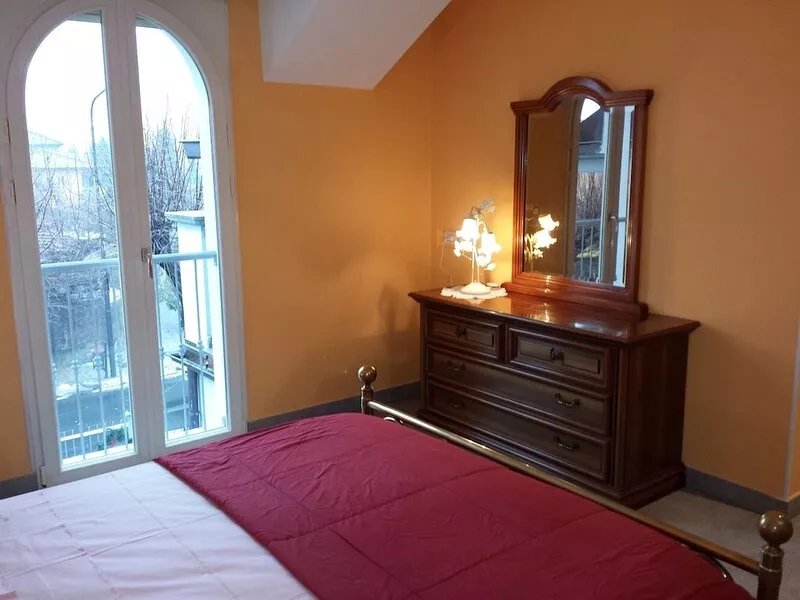 Tastefully refurbished 5-room apartment with 2 bathrooms and 4 balconies