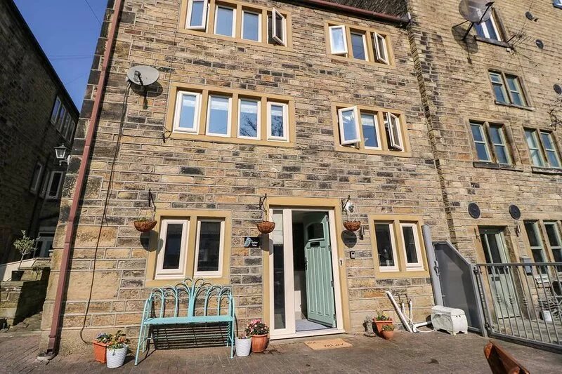 KINGFISHER COTTAGE, family friendly, with a garden in Holmfirth