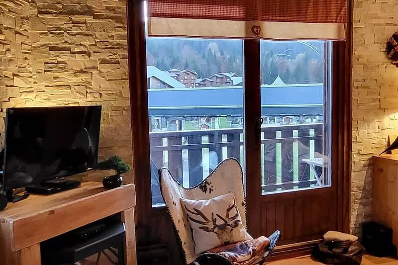 Ski in ski out, comfort & stunning views in this charming chalet-style duplex