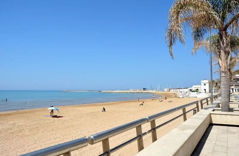 Bright apartment overlooking the beach and direct access to the sea