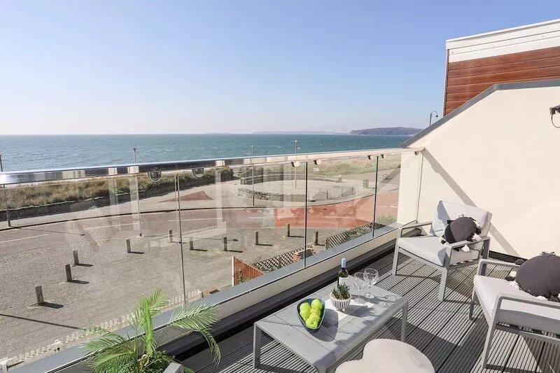 26 AWEL Y MOR, pet friendly, luxury holiday cottage in Pwllheli