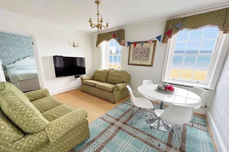 1h from central London and 30min from Dover, opposite stairs to sandy beach