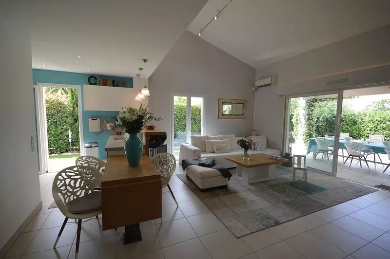 GRIMAUD: Charming villa in a quiet private residence with swimming pool and