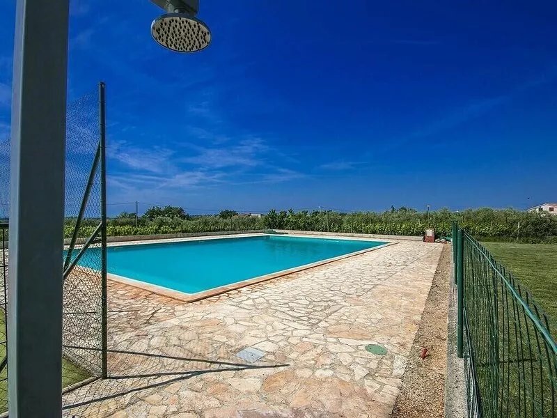 Apartment Paradise with shared Pool and Tennis Court near Poreč