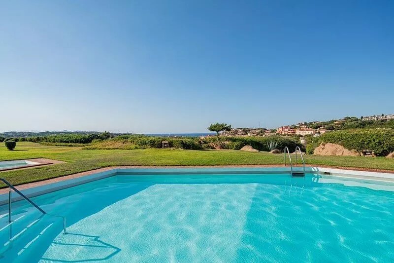 Elegant apartment with swimming pool and beautiful view of the harbor.