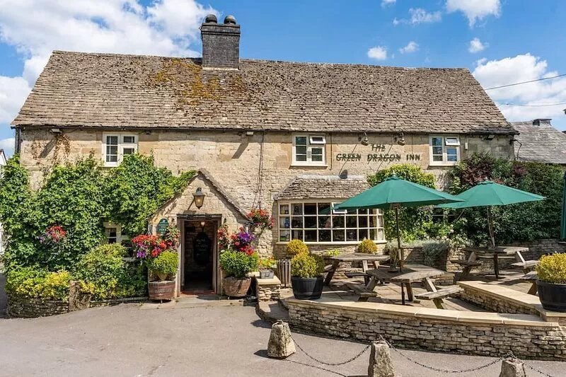 Chequers Cottage, Coberley near Cheltenham - sleeps 6 guests in 3 bedrooms