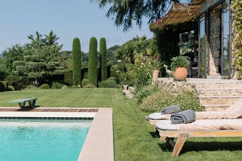 Heated pool, Outdoor cinema, Stroll to Bars & Shops, Exceptionally equipped