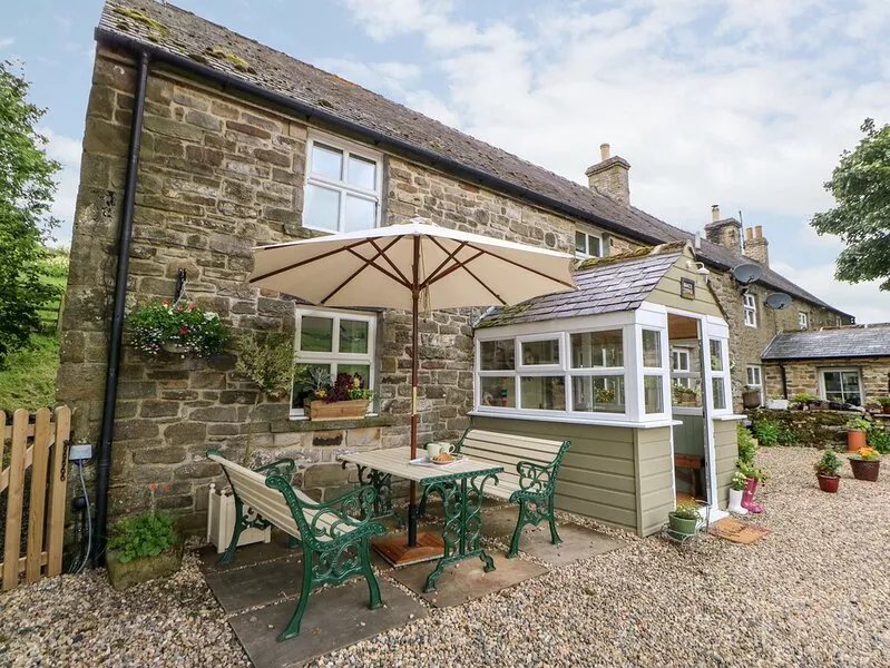 ISAACS COTTAGE, pet friendly, character holiday cottage in Allendale