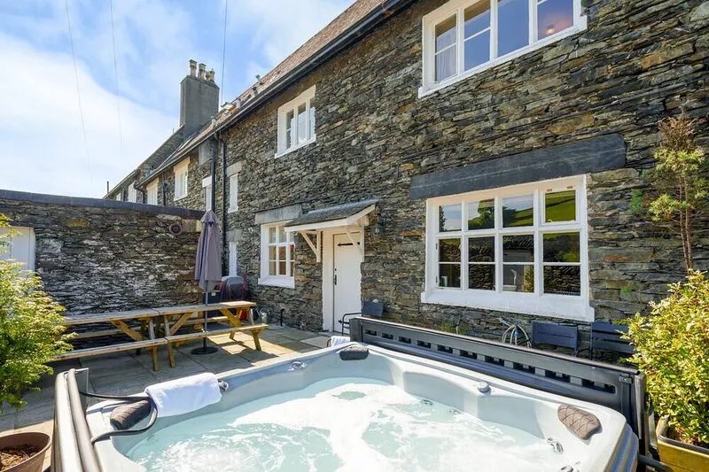 White Moss - a fabulous historic property  with hot tub and cinema in a