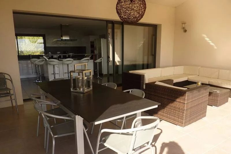 Contemporary house for 14 people in pinarello bay
