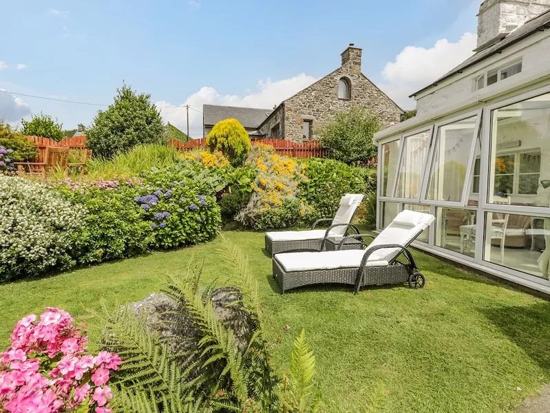 HAPPY LANDING, pet friendly, with a garden in Llanfair