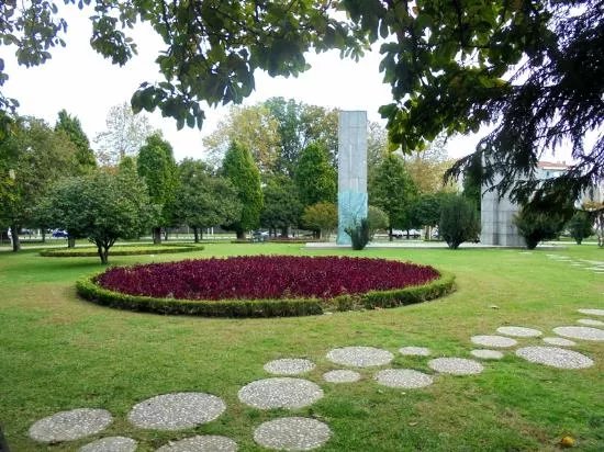 Doutor Francisco Sa Carneiro Garden)
