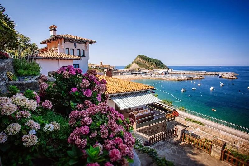 MAGNIFICENT VILLA WITH GARDEN IN FRONT OF THE SEA, FREE WIFI, LIBRARY