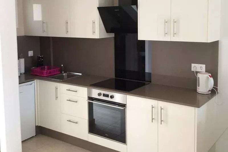 LEGALLY LICENSED STUNNING AIR CONDITIONED 2 BEDROOM APARTMENT WITH WIFI INTERNET
