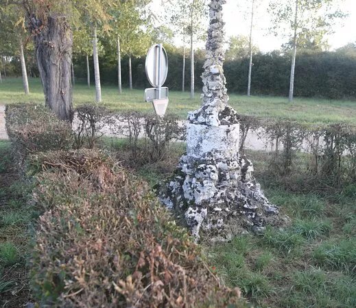 Croix de chemin en rocailles