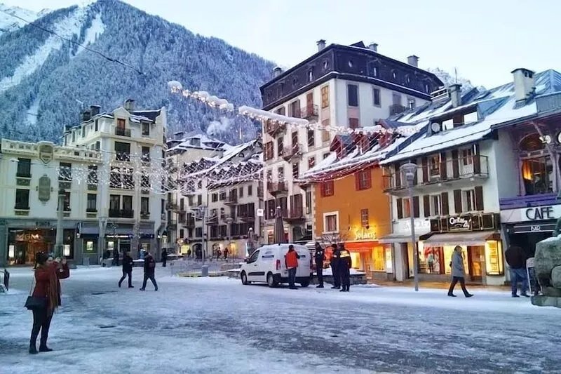 Central, Spacious, Modern, 2 balconies, view of Mt Blanc, parking