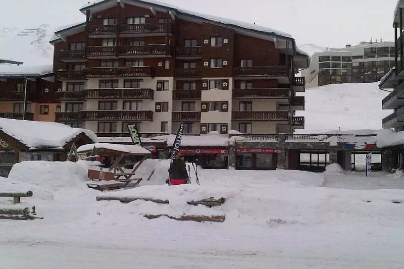 At the foot of the slopes, 50 m from 3 chairlifts and 100 m from the Grde Motte