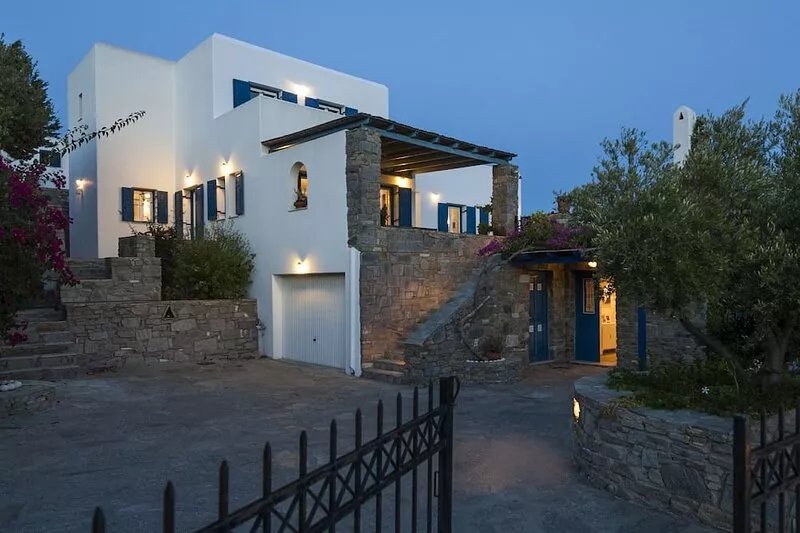 Pure White Villa: 7 Bedrooms, 16 Guests, Sea View, Aspro Chorio Village