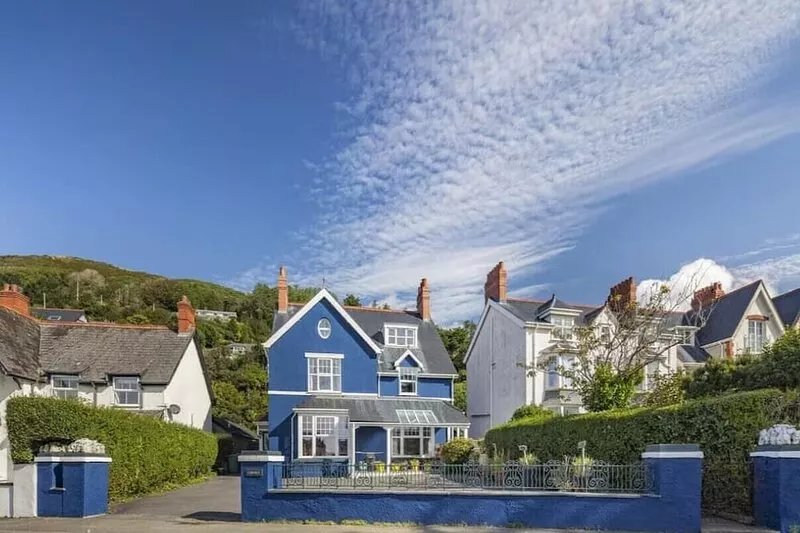Beautiful Boutique Style 4 Bedroom Apartment sleeps 8 -Aberdovey- Free Parking!