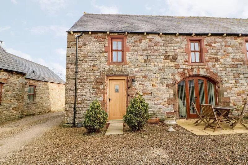 THE HAYLOFT, pet friendly, with hot tub in Brampton, Cumbria