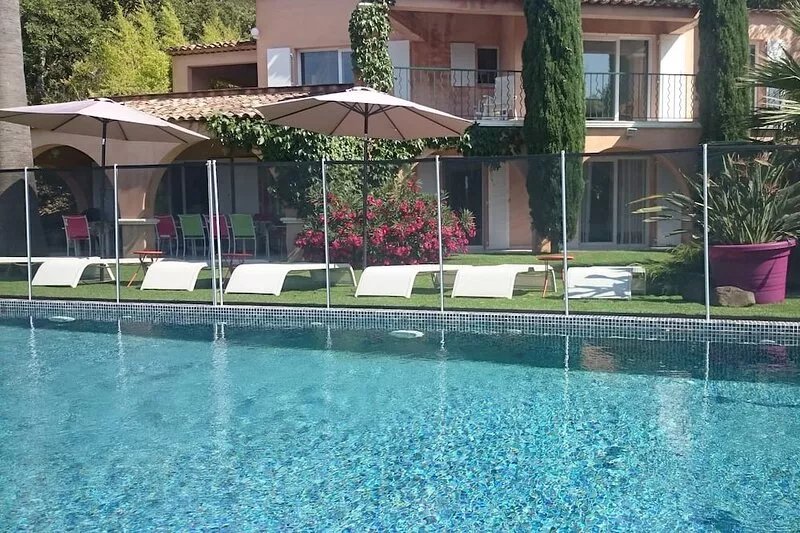 Villa, (14 p), panoramic view of the hills. Large infinity pool.