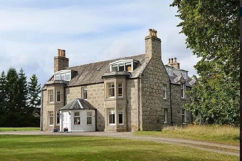 Large Detached Stone House Dating From 1790 Set In 2.5 Acres Of Private Grounds