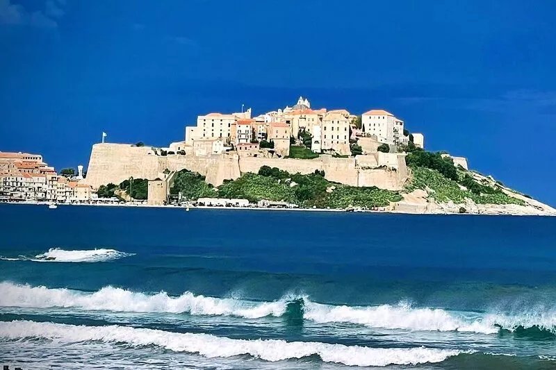 Air-conditioned 93m² apartment sleeps 6, Calvi bay view, citadel and mountain.