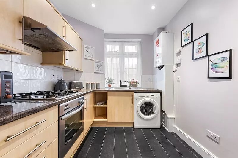 Cosy 2-bedroom flat with a king-size bed in London, UK. Close to all airports!